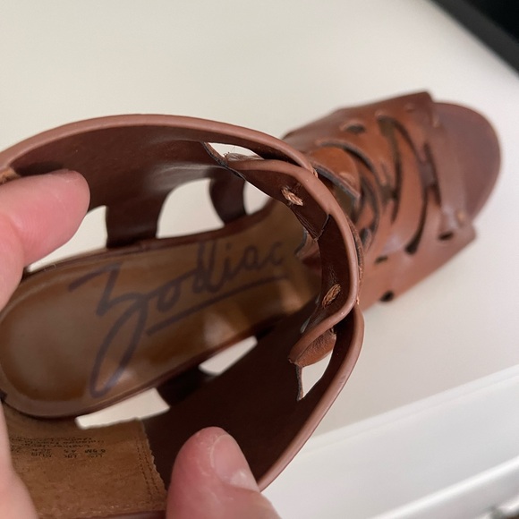 Zodiac brown leather sandals size 6.5. - Picture 4 of 13